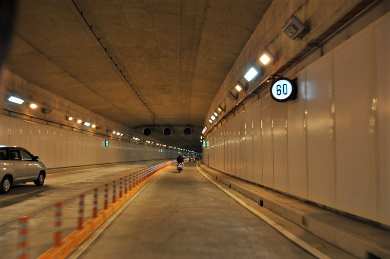 Khi lưu thông trong hầm Thủ Thiêm, các phương tiện giao thông cần bật đèn xe