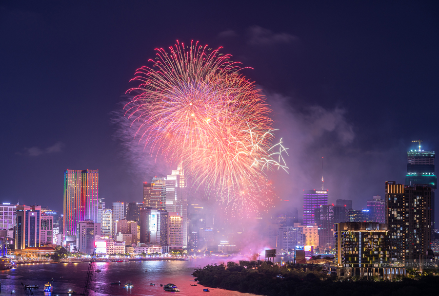 Phao hoa tai cong vien noc ham thu thiem phia truoc du an empire city